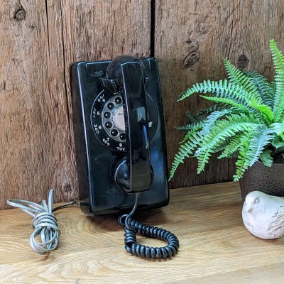 Téléphone mural noir a roulette vintage